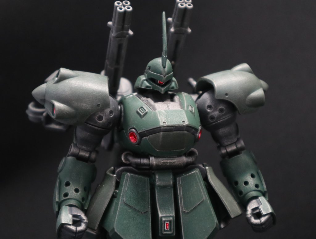 胸部アップ。モノアイは可動します。