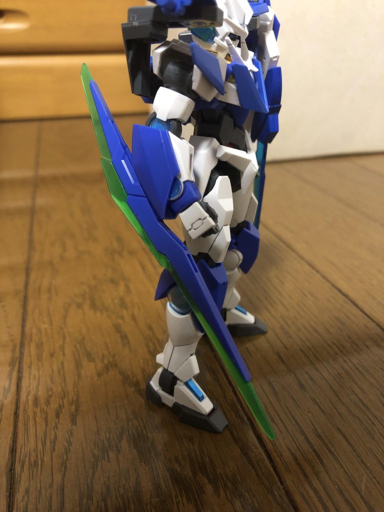 メタリックブルーの部分は元々クリアグリーンでした。半透明は個人的に好みで普段は残すことが多いんですけど今回は青基調のカラーリングにしたかったので青くなっちゃいました（クリアブルーの部分はそのままです）。