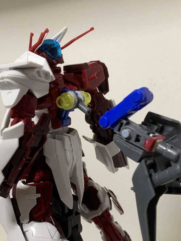 Xコネクトは、自作したサーベルラックに接続します。軸は気持ち下斜めに向けています。