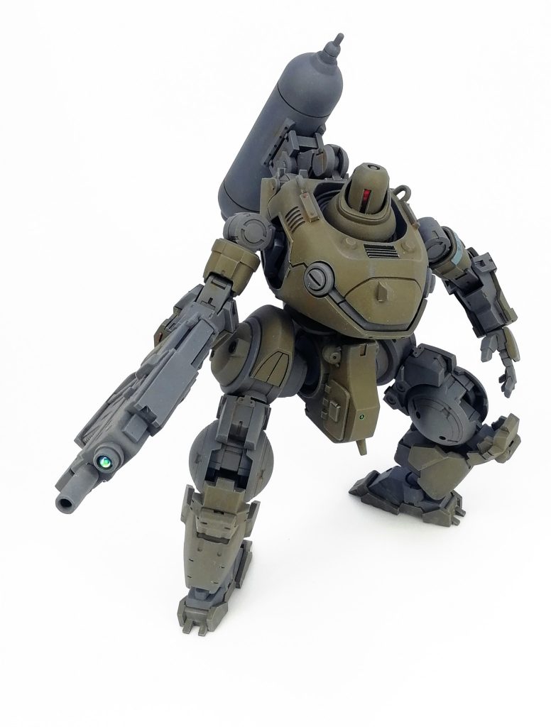 手持ちの砲はコトブキヤのハンドガンを少し加工。
どこにでもある信頼と実績の量産品イメージ。
数メートル級の小型のオロチであれば十分に対処できるメインウェポン。