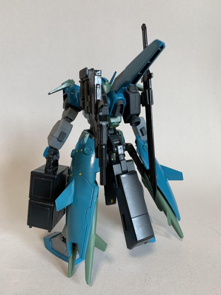 左手のコンテナには商品である書籍を、背面のガデッサのエネルギーカートリッジは生活必需品を入れたコンテナの設定。