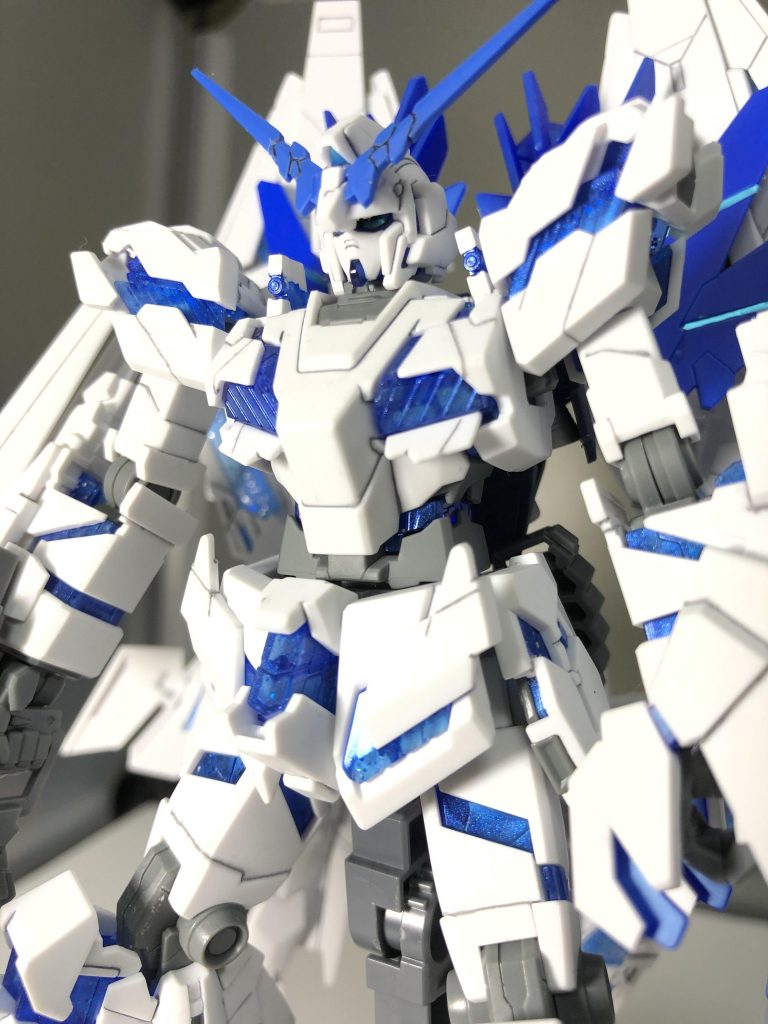 クリアパーツの裏側には青と銀のラメを塗り、表面はパールを吹いて光の加減で青く光ってるように仕上げました!
本体だけではなくシールドのクリアパーツも同様です!(写真では分かりづらいですが^^; )
あとは色分けされてないパーツの塗装と角にオリジナルのスジ彫りと全身スジ彫りをし墨入れ、つや消しをしてます!