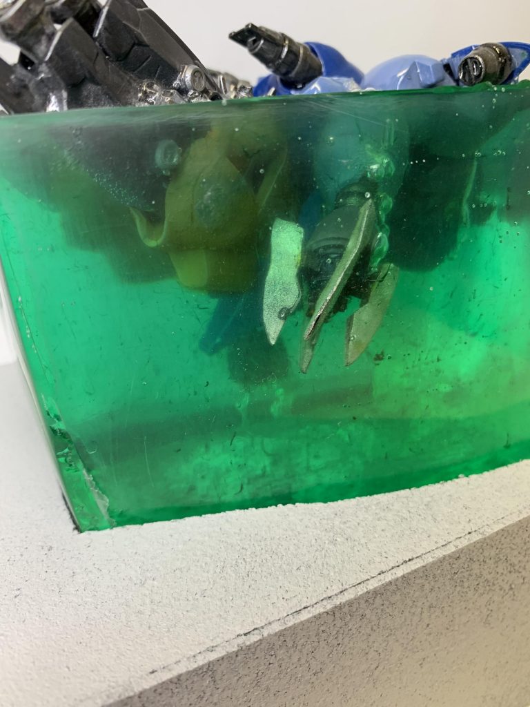 クローはゼロ距離超音波を使うと自身のクローにも負荷がかかり、数回の使用でへしゃげてしまいます。まあぐにゃぐにゃになったのは偶然ですが。
クロー自体は爪部分がトランジェントのパルチザンを加工したもの、アームは30mmアルトに付属するロイロイの脚部、超音波発生装置はMSバーニアのパーツとHアイズです。