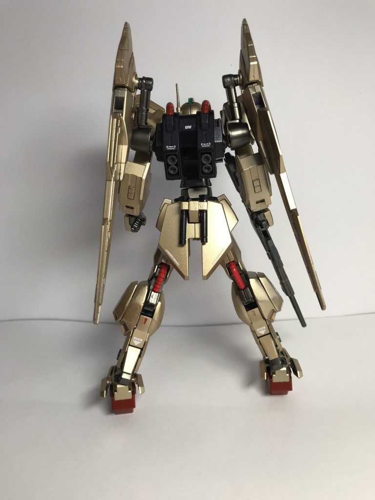 後ろです!ビームサーベルはあえて金ではなくブルーメタリックで塗っています。