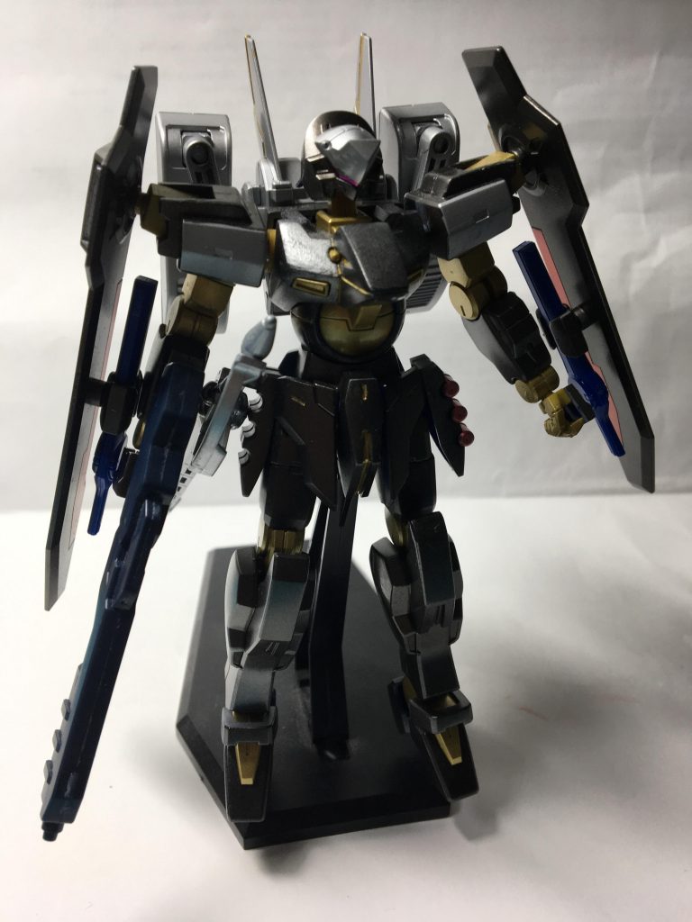 武装はビームライフル、ムラマサブラスター、ファンネル、ジャベリン(二刀流)になってます。
ビールライフル塗り忘れた、というか
合わせ目消しうまくいかなかった(泣)