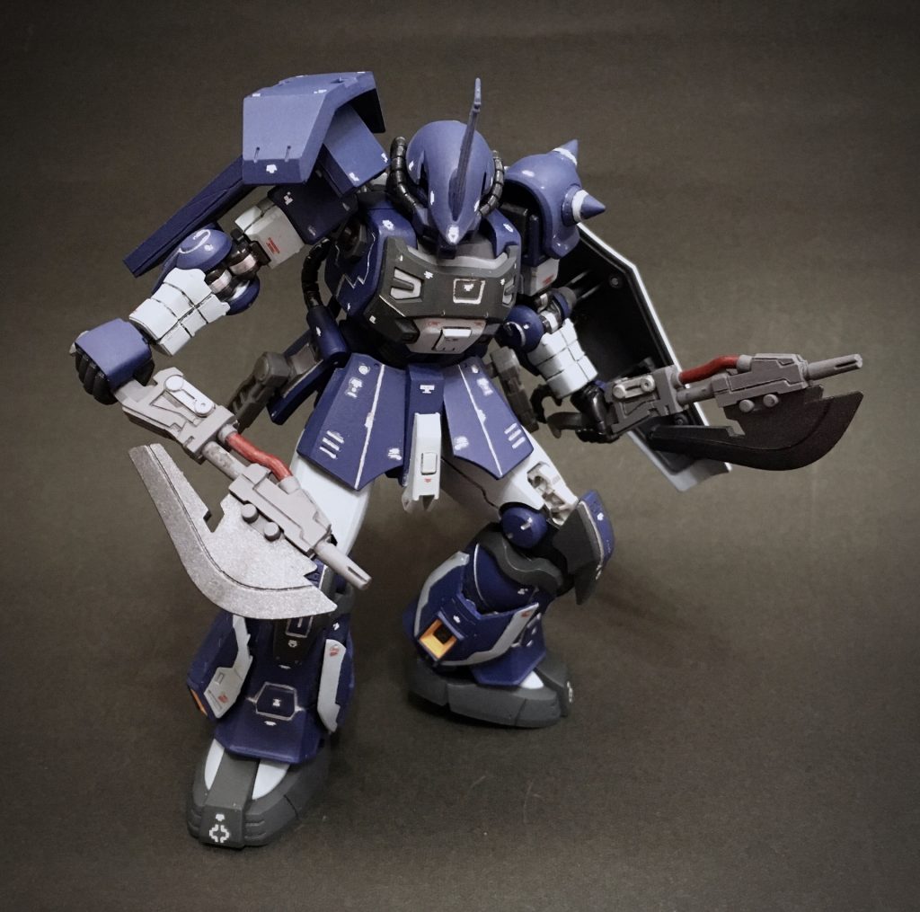 *大型ヒートホーク*。こちらもビームキャノンに合わせてパイプを赤系にして試作兵器らしく。刃部はメタリックブラックにしています。大型なのでポージングが決まりますね♪懸架用パーツを追加することで手持ち前も表情豊かになりました。