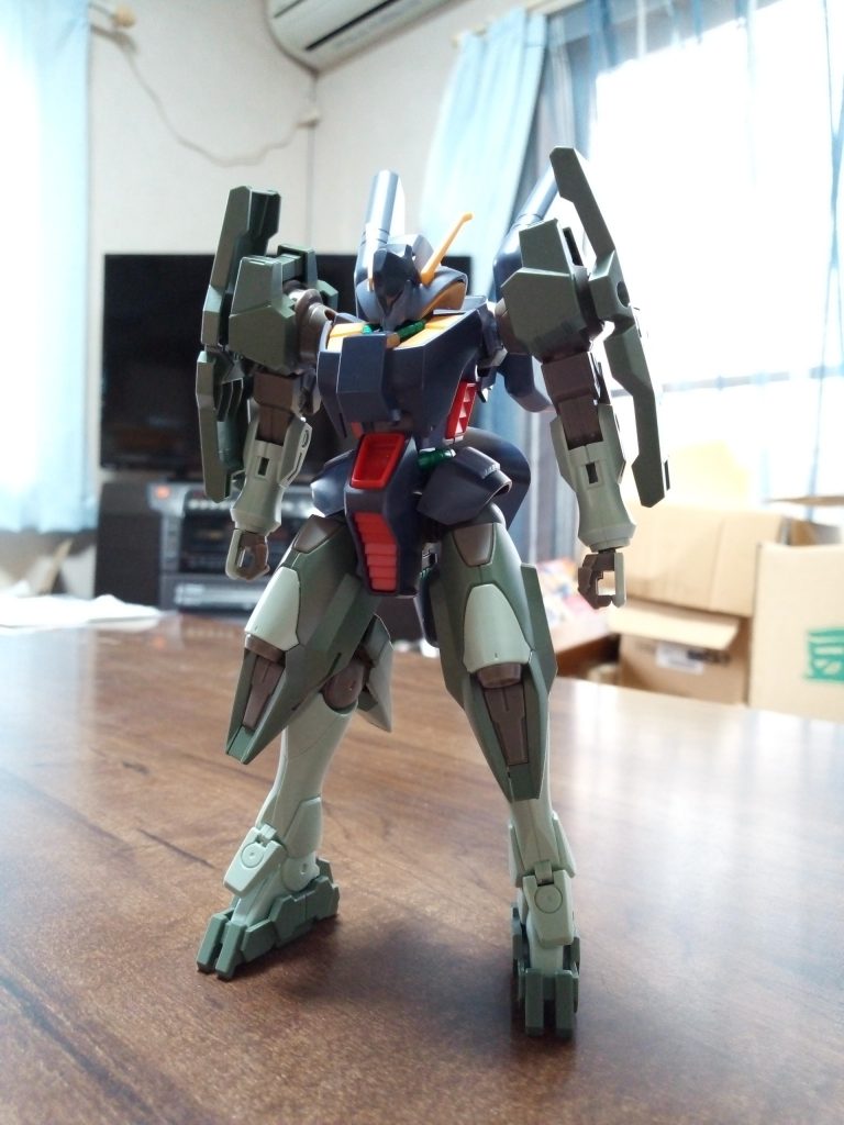 没案です。宇宙世紀の世界観から外れたスタイリッシュな機体にしようかと思いましたが
胴体だけちょっと浮いてる気がしたのでやめました。
でもやっぱこれはこれでイケてるかもなぁと思い、ノーマルのジンクスやジンクスIIIを追加で購入してしまい、積みプラが増えただけでした;