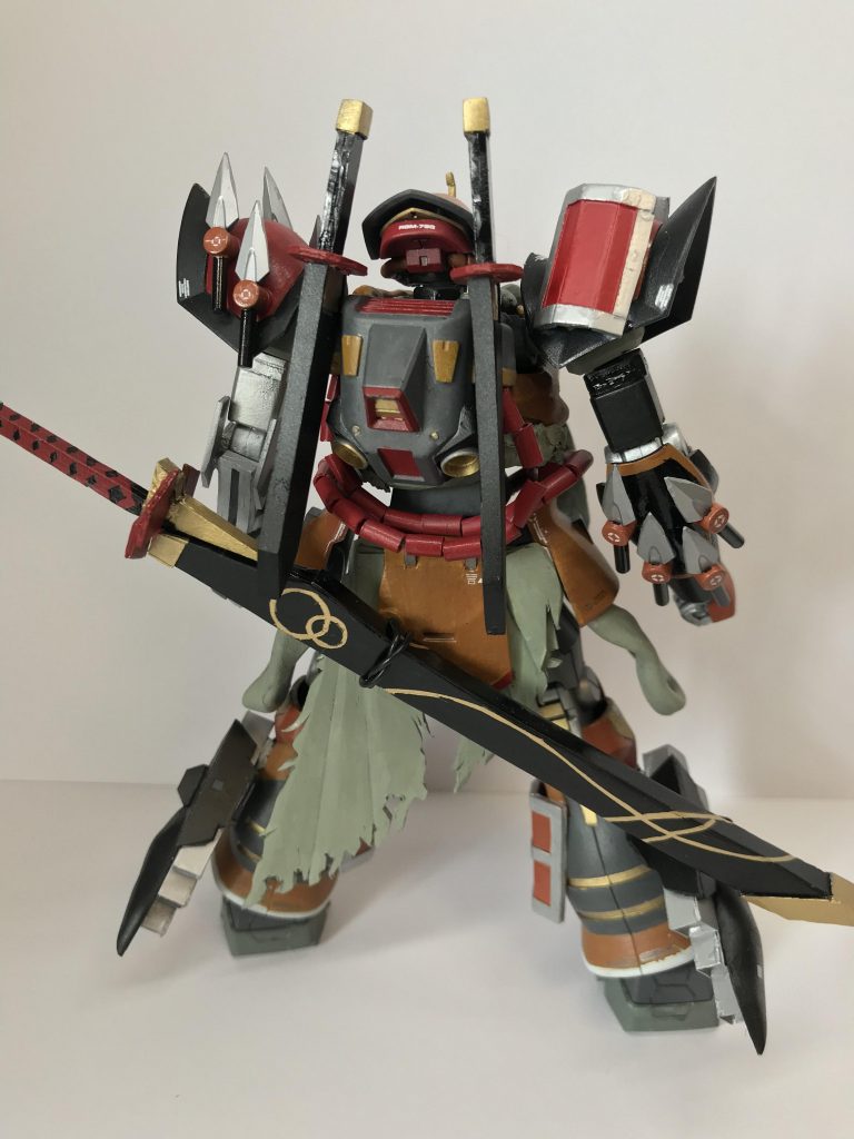 バックショット
フロントアーマーは布っぽい、いい色で塗れました。
バックパックには2振りの短剣を装備させております。