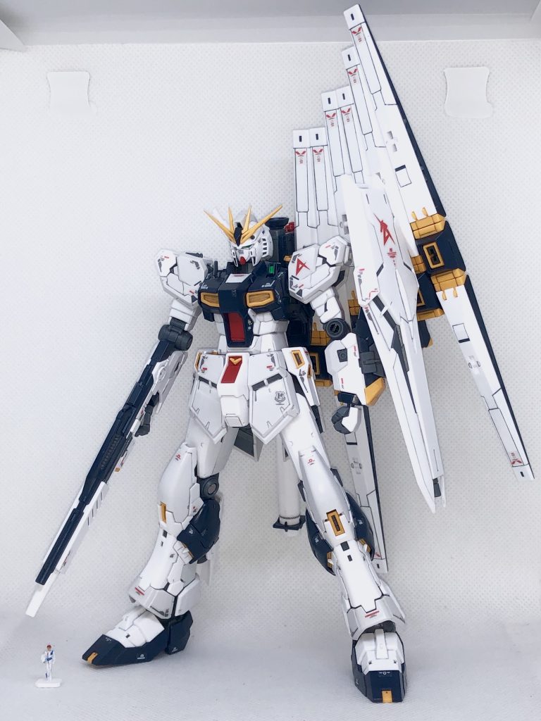 フロントビューと地味ーにアムロ。