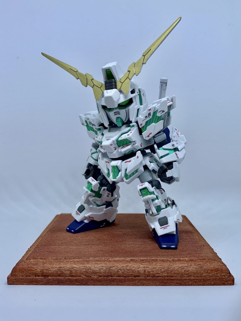 フロントビュー
サイコフレームはガンダムマーカーのメタリックグリーンを使用し、その他センサー類は蛍光グリーンで塗装してあります。