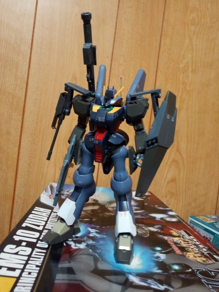 右肩のハードポイントに鉄血のオルフェンズのオプションセットの腕部200mm砲を追加してみましたが…
なんか宇宙世紀とは違うのではと思い、外しました。
通常状態においてここに何か付けたいんですがまだなんも思いつかないです。
何か思いついたら違う形態を後々作るかもしれない…?