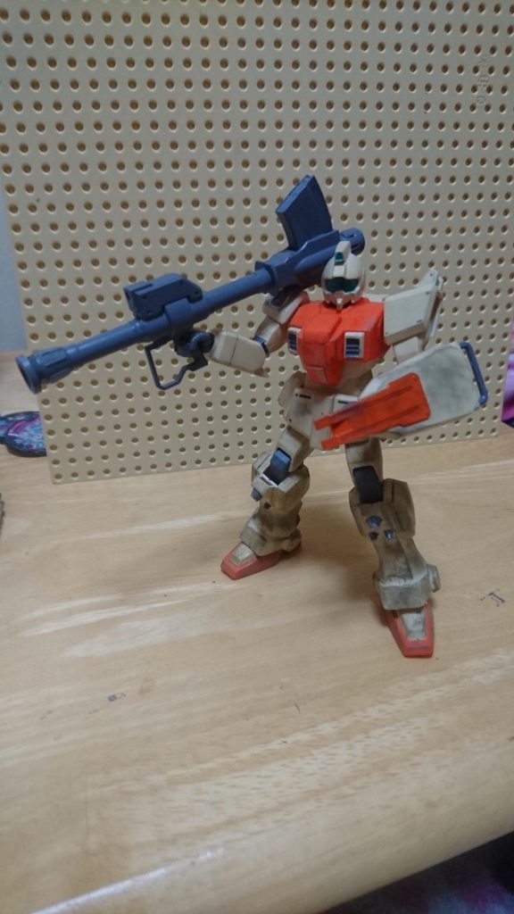 HGジムスナイパーの手首を使い本来持たせることができないバズーカも持てるようにしました