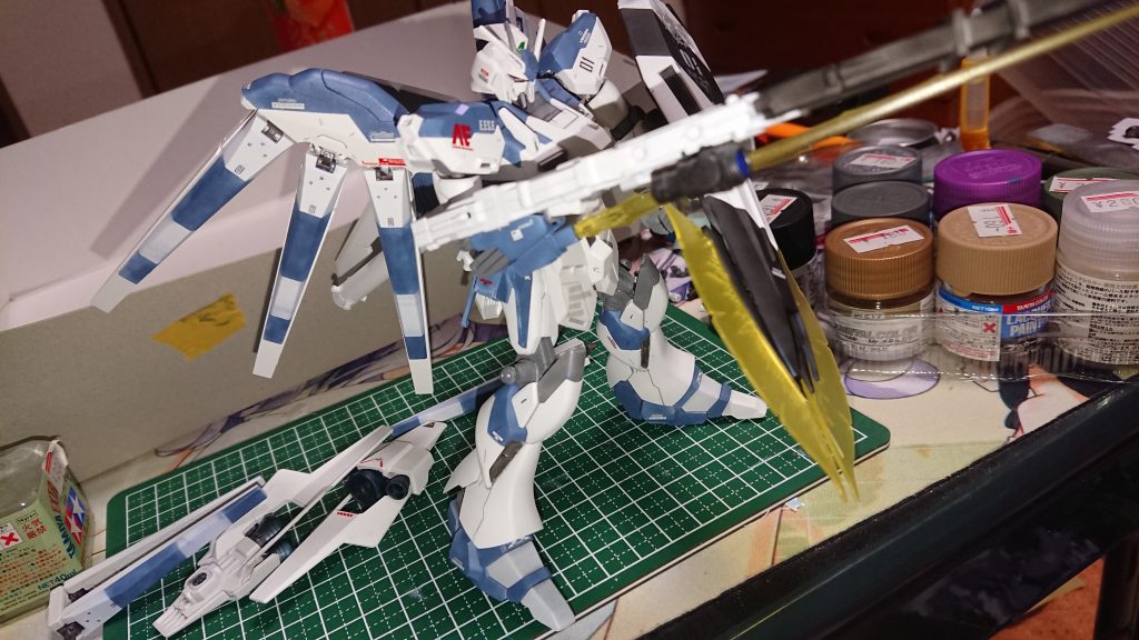 基本的には尾と脚部の追加装甲は取り外し可能です。
あと、シールドからもビーム兵器の展開が可能です。