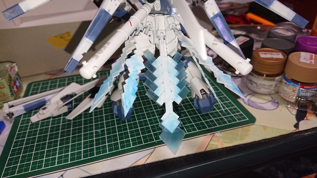 今回、Hi-νガンダムを改造する1番の根拠とも言える物です。
二本対×2とサイコフレーム付きが一本の五尾、取り外し可能です。
・・・作りが幼稚なのは勘弁。
一応、スタビライザーの役割を果たしています。