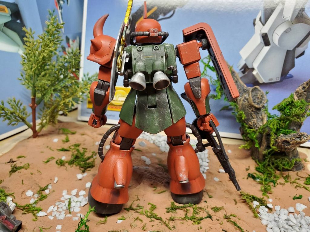 スパイクアーマーはHGマツザクのものにしてグフのスパイクを取り付け
右のアーマーとバックパックはオリジンザクのに変更しました