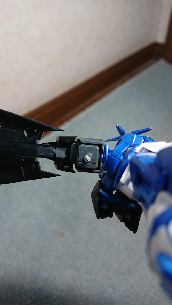 ハメてみたときにアストレイの腕とダークハウンドの肩の間に隙間が出来てしまったのでピンを少しカットしました