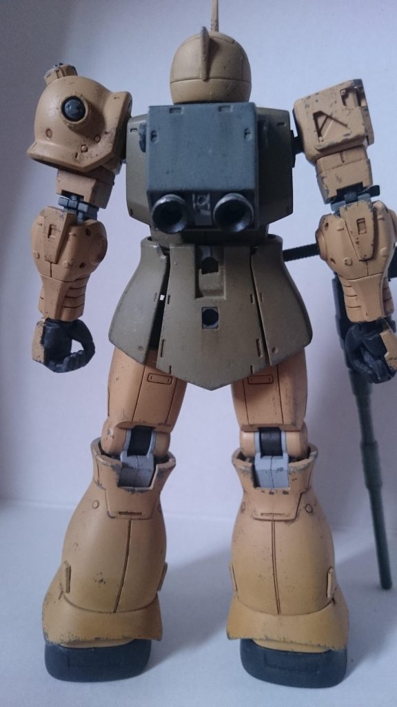 純正バーニアがやや大きめに感じたのでザクⅡ用の物と交換しています。