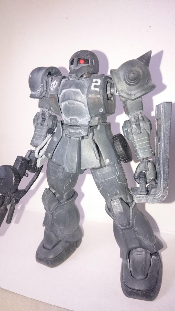 後方の補給任務で使っていた旧式のザクを、戦力の消耗に伴いジャンクパーツ等で夜戦に特化させたカスタム機…という妄想設定。