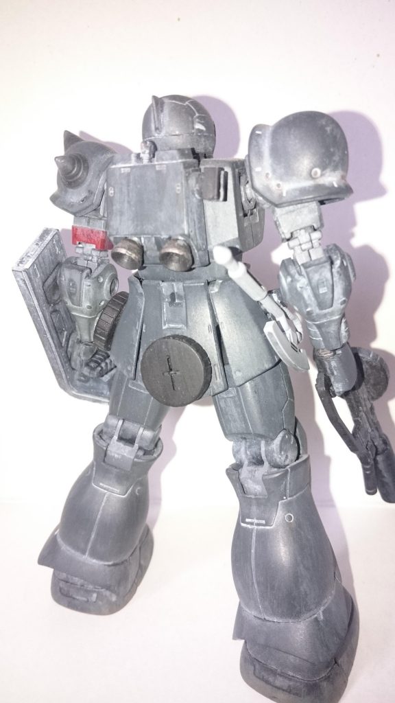 ドラムマガジンは多目に持ってく派。
ランドセル脇にはマシンガンをマウントできます。
バーニアはザクⅡから拝借。