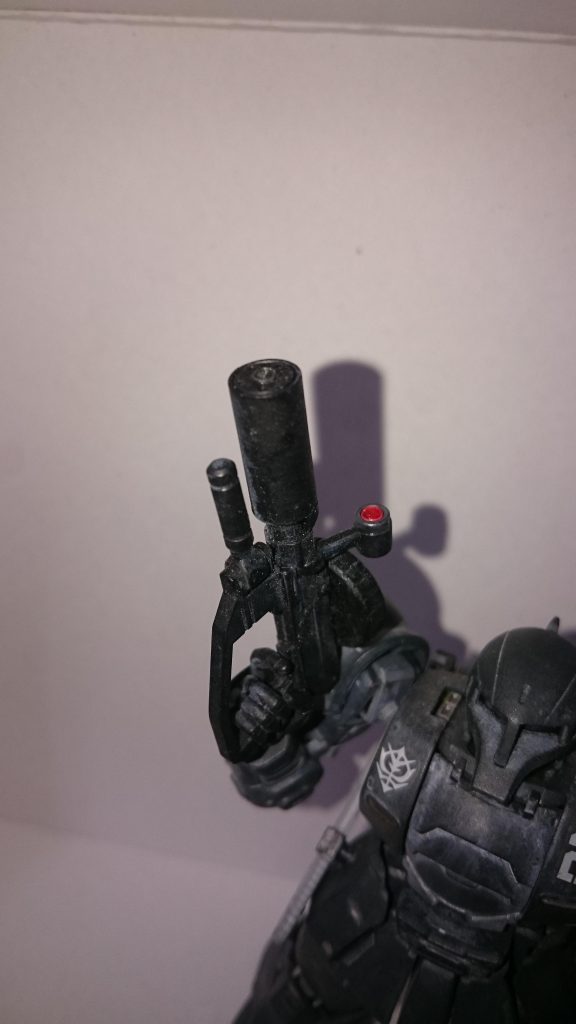 ストックを廃し発砲炎を抑えるカスタムを施したマシンガン。ショートバレルになって取り回しが向上しているが、やはり弾道はバラける。十分接近すれば問題なし。