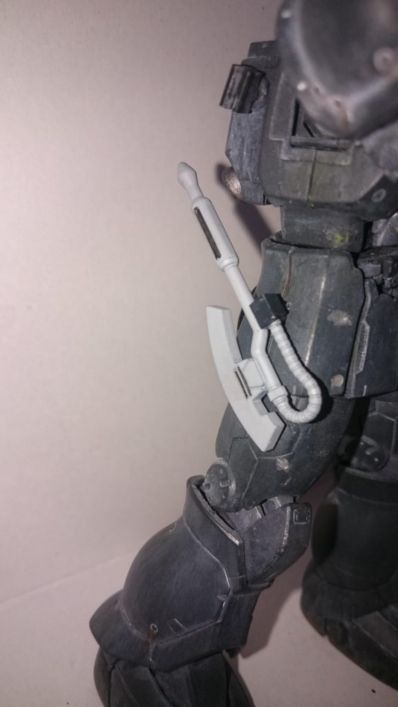 前回の戦いで倒した陸戦型ジムから抜けなくなって放棄してきたので、ヒートホークは新品未使用を受領。
消耗品ですから。
マウント部はそれらしく加工。