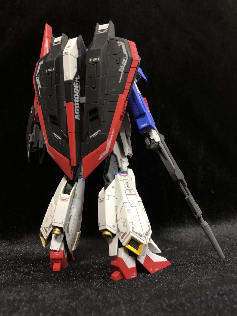 ブラックの部分は少し艶消しトップコートが白化した感じもあり。
白化しにくいと思っているガイアカラーのラッカー系トップコートを使用してますが、塗装色と湿度によっては目立ってしまう感じです。