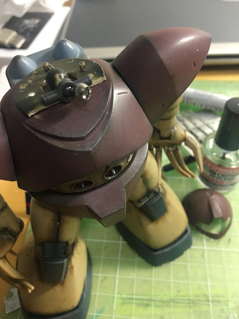 モノアイはパーツの前半分を切断、ボールジョイントを基部に接着。ポリパーツを瞬着プライマーでなんとか固定するなど、かなり苦労しました。