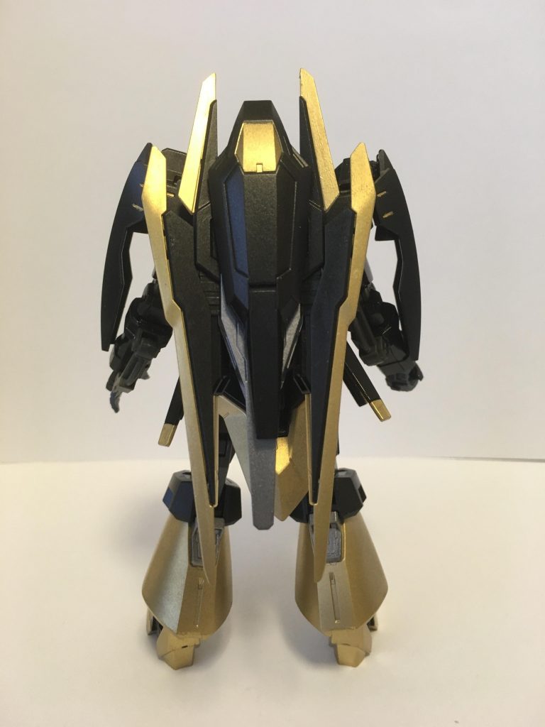 GNソードビット
　背面のシールドに搭載された大小合わせて6つの中距離型遠隔武装。また，直接手に持って剣としても使用できる。
　シールド内のGNドライブから粒子を補給することで，Cファンネルよりも高威力であり，全ビットを展開することで広範囲のGNフィールドを展開できる。
　万象を貫く獅子の牙。