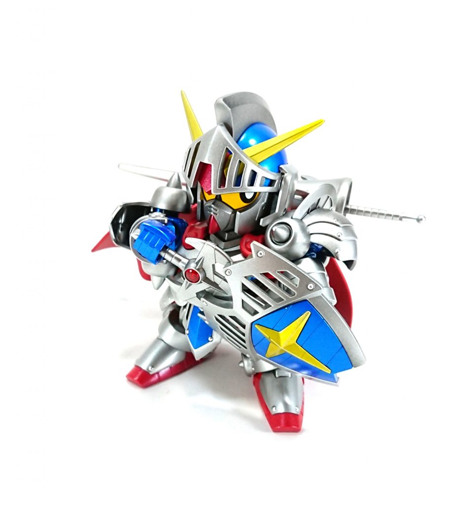 ナイトシールドからナイトソードを引き抜くポーズ。可動範囲がなかなか優秀なのでこのぐらいのポーズは楽勝。