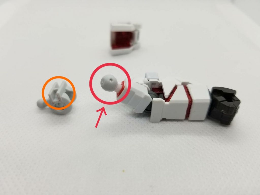 腕はこんな感じ
HGのものに、CSフレームの腕のピンにプラ棒を刺して延長
CSフレームの肩部分のでっぱりを切断し
HGの肩に収まるように