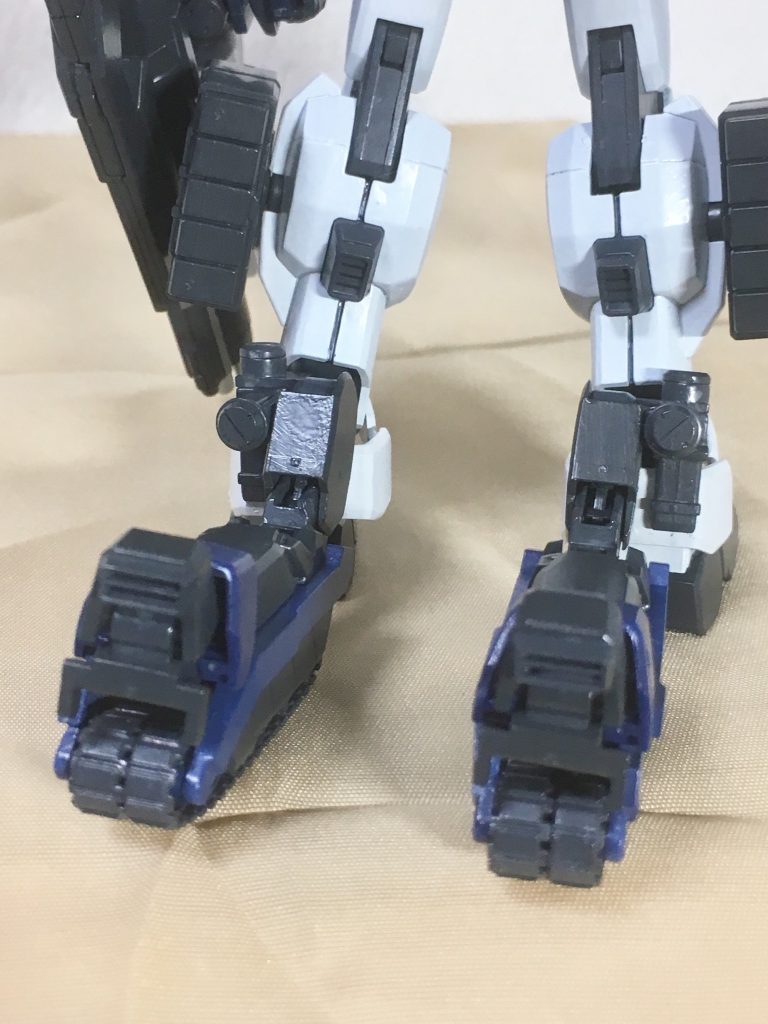 脚部クローラーユニットはアンクルガードの後ろ側にそのまま差し込めるようにしてるので取り外し可能。接続部はロトの股関節パーツごと流用してるので、脚部を八の字に開いても路面に平行に接地になるよう多少角度を付けられます。ロトの関節を前後逆に付けてる事で非使用時は脹脛に沿うように折り畳めます。