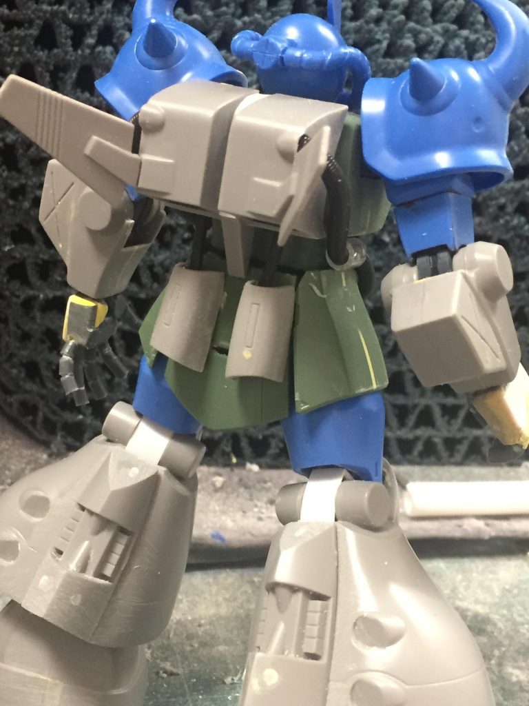 各関節に丁度よくポリキャップがハマってくれたので隙間を埋めてポリパテを塗り塗り…脚部は穴を埋めて3ミリ穴を開穴したりして対応しました✌( ‘-^ )