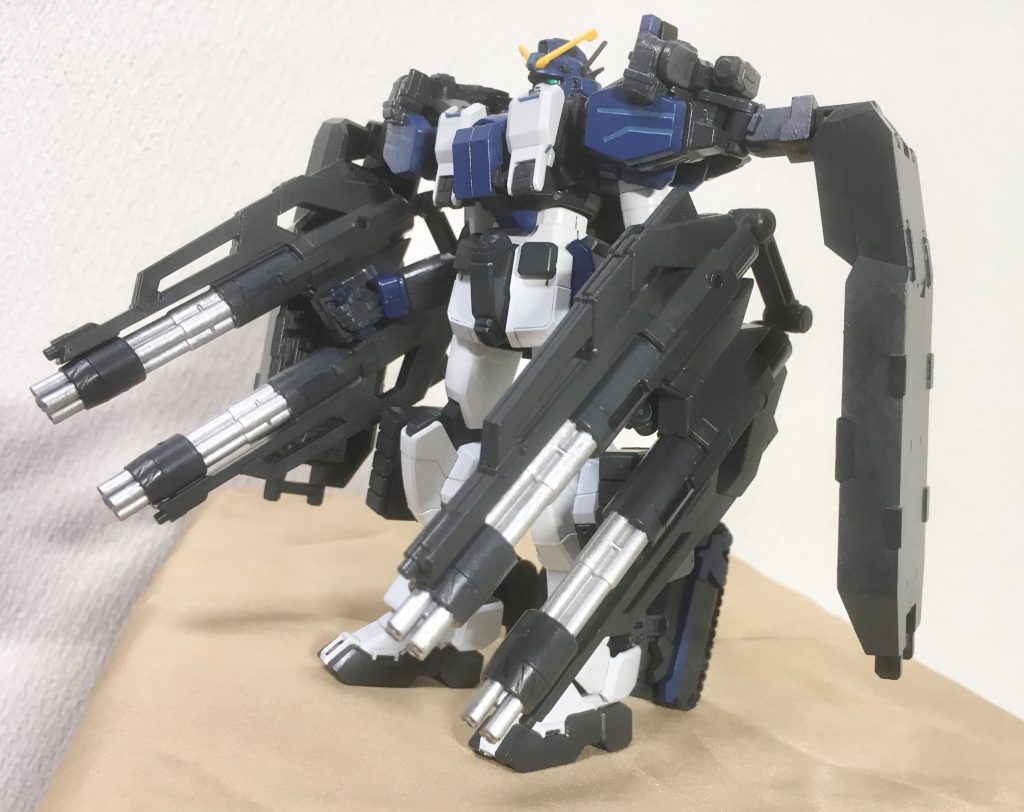 〈イーゲル装備〉大型シールドミサイルポッドは内側にも傾くので防御シールドとしても役立ちます。