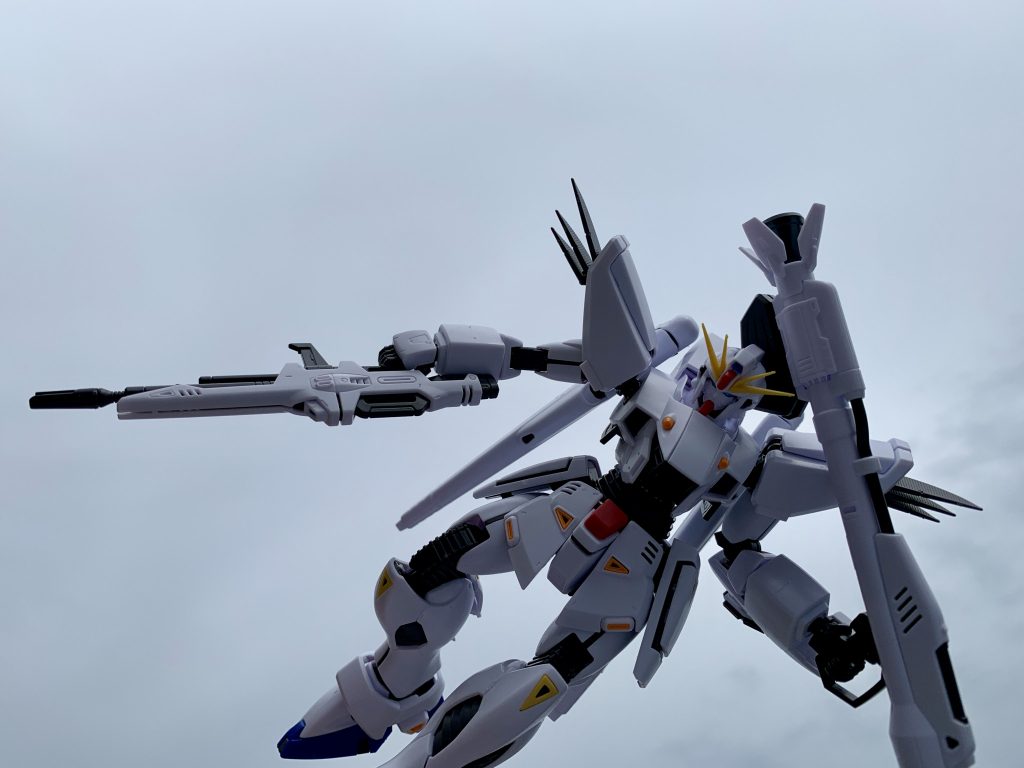 マスク+放熱フィン解放  F91って他のガンダムより縦横無尽に結構動くってイメージがある。