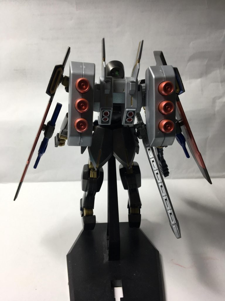 バックショット。
後ろから観ると結構な荷物背負ってるように見える。サザビーのファンネルラック思ってたよりデカかった∑(゚Д゚)
ファンネル展開する台座とかあればなぁ