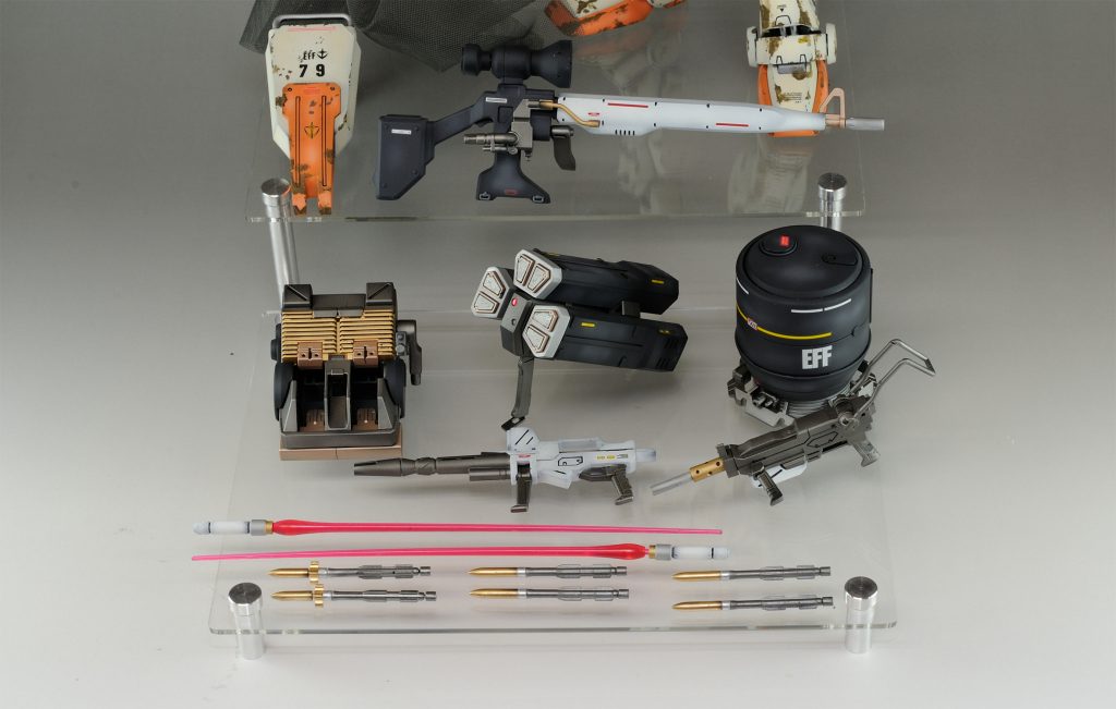 装備が多くてお得感がありますね。一緒に写ってますが、スナイパーライフル及びジェネレータは別の出品のジムスナイパーカスタムに付属しますので、陸戦型ジムとしてディスプレイして頂ければと思います。