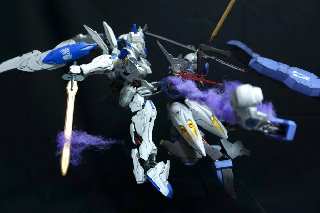 まずは正面
シーン解説すると、バエルに左腕を切り落とされつつもキマリスヴィダールが突進し、バエルの左手に剣が突き刺さったというような流れです。
今回は右から左への流れを意識してみたつもりです。