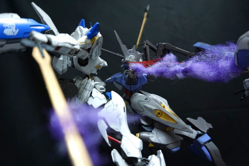 キマヴィダの腕を斬った際の爆煙がソードに絡んで尾を引いてる風に