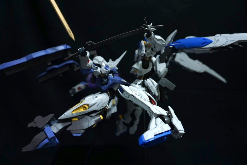 反対側
バエルの左手から離れたソードがキマヴィダの後方に飛んでる