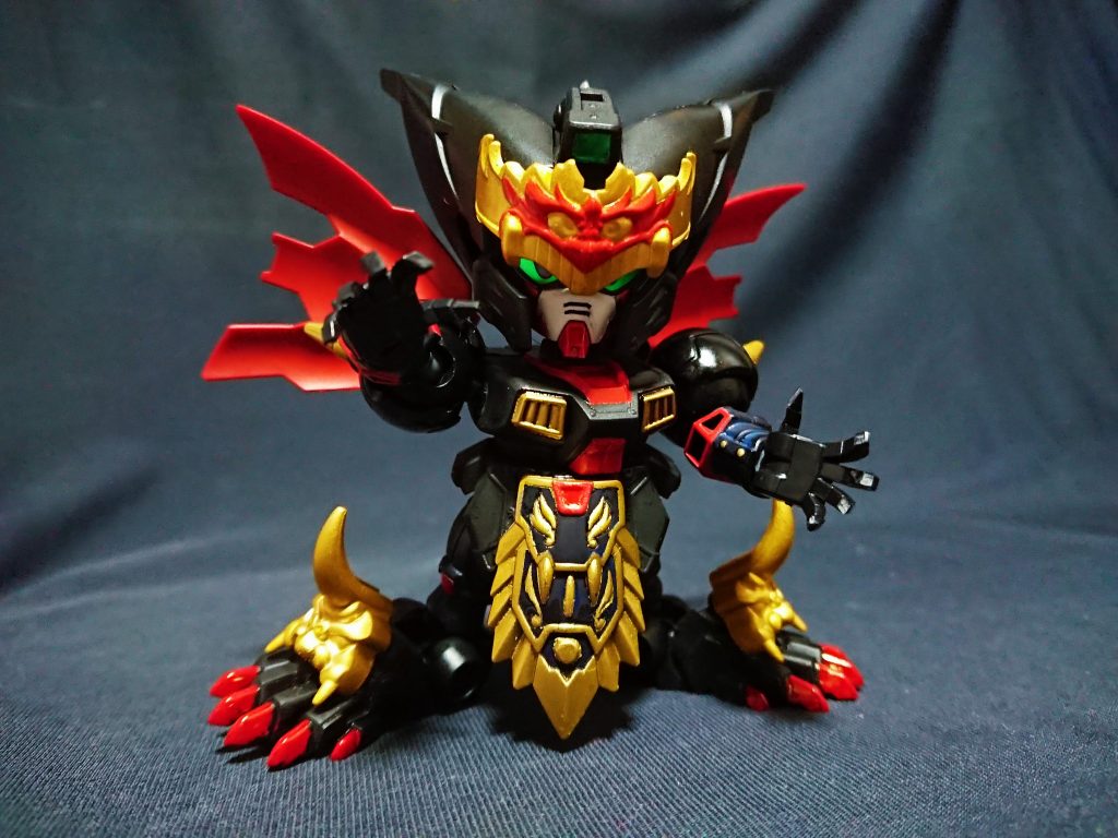 三国志演義に登場する兀突骨は、鱗に覆われた身体で刀や矢も通さない藤甲(鎧)を身につけ身長は約280cm、生きた蛇などを主食にするというぶっ飛んだ設定をしています。
そんなどこぞのヒト型決戦兵器のような設定も取り入れた姿も再現しています。(後述)