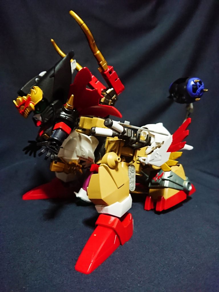 この姿を兀突骨の設定と掛け合わせました。
身長3mなんてゆうに越えてますがw
実は狙って制作したわけではなく、所々の形状は偶然の産物で完成しました。