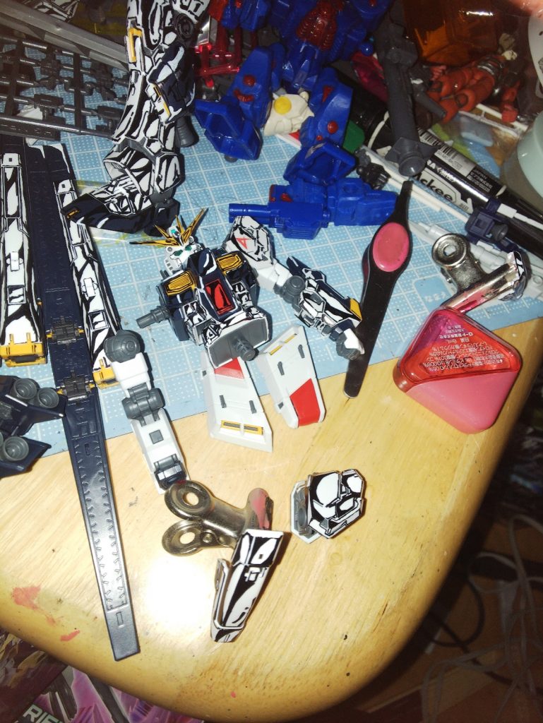 基本的に組んだまま塗って、奥まった所は分解して塗る感じです。(←だから誰も真似しないッテ…)
マッキー100円、白マーカー280円、つや消しスプレー700円くらいで何体にも使えるのでオヌヌメ。安上がり。
そんな感じです。
最後までお読み頂き、お礼申し上げます。
またちょくちょく投稿をしていこうと思うので、応援頂ければ身の励み、きっと小踊りしてるはずです( ´ー`)