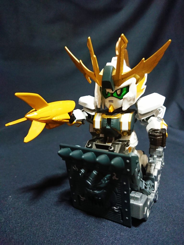 潜航形態も可能です。
盾を船首に見立て鞍に乗った水上モードです。