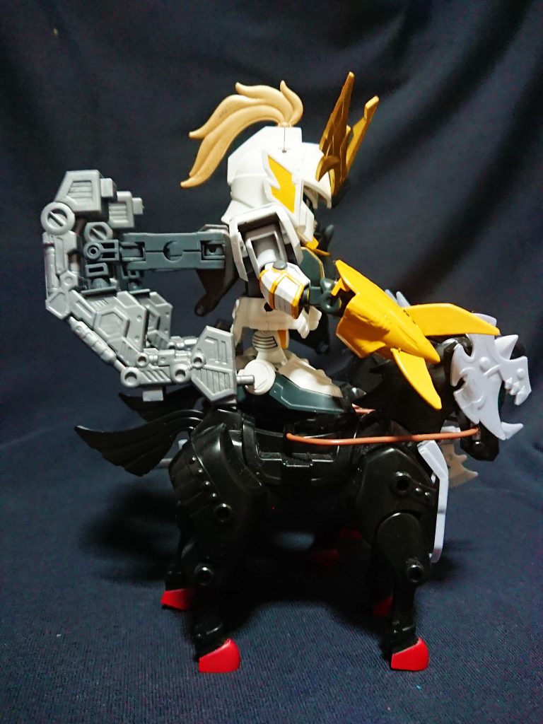 横から見ると鞍という感じはしませんw
馬後部の角穴に接続しているので、馬が並んでいなくてもアームのおかげでかなりアクロバティックな動きができます。
後ろの後橋がせり上がっているのは、ブリティッシュ鞍の馬場鞍を参考にしています。(三段シートみたいw)