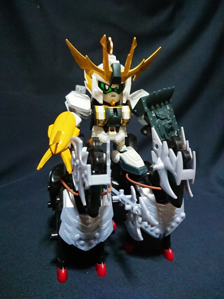 サブレッグは馬の鞍をイメージしているため、武骨さを出すためあえてアトラスカラーに塗装していません。
サブレッグへ乗った状態は馬への2頭立ち乗りで再現しています。