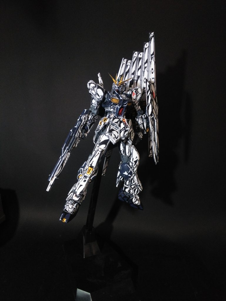 普通に佇むνガンダムさん。