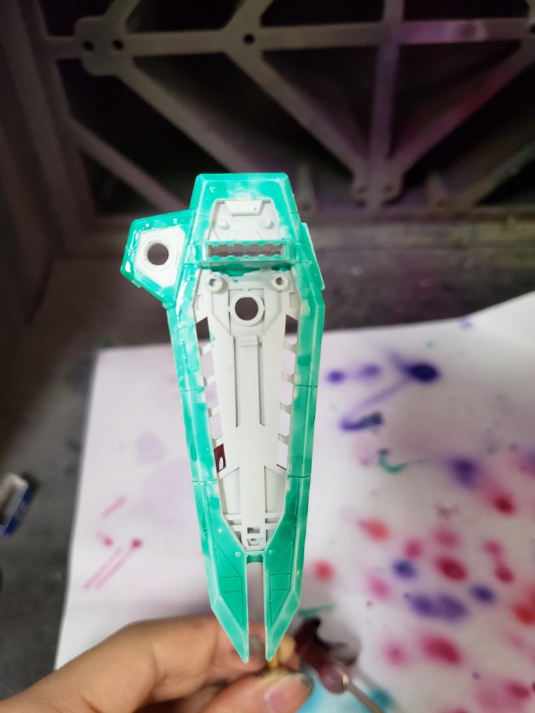 マスキングゾルを使ってマスキングをしています。
パーツの内側の小さな段差もマスキングしてシルバーに塗装しました。