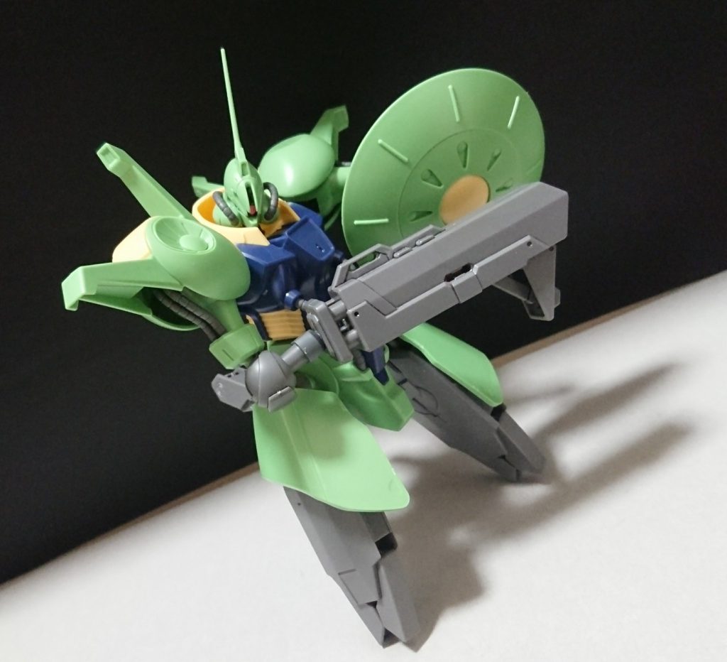 機体名：パラス・アテネ(第一形態)

[武装]４連式ロケットランチャー、拡散ビーム砲×4、シールド(小型ミサイル40発内蔵)、となっている。

[総合スペック]1.0～13.0の内。
5.9と想定。

陸でも空でも構わず飛び回る強襲機、弾幕の濃さで周囲の敵を撹乱させる事を得意とする。
機体の性能的に地上よりも宇宙での運用に向いているらしいが主に地上で使用される。
平均より少し速い機動性と優れた安定性を持つが、持続性と運動性は低い。