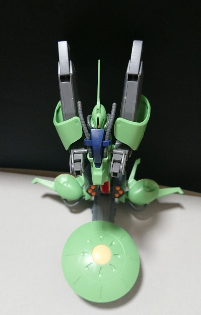 機体名：なし(第二形態)

[総合スペック]
8.5と想定。

地中から突如現れたMA(モビルアーマー)。
MAの中では高い機動力を持つ、またスタイルを変えて防御形態になれる。
障害物を突き破って特攻してくる姿を見たとあるビルダーからはサングリエ(🐗猪)等と呼ばれている。
パラス・アテネは４連式ロケットランチャーを装備していたがMAは主兵装として３連装ミサイルランチャーを２基積んでいる。
逆恨みでゼフィランサスの襲撃を企てていたが何かと裏目に出てしまいゼフィランサスに会う前にやられてしまうが、この形態は量産化に成功している。