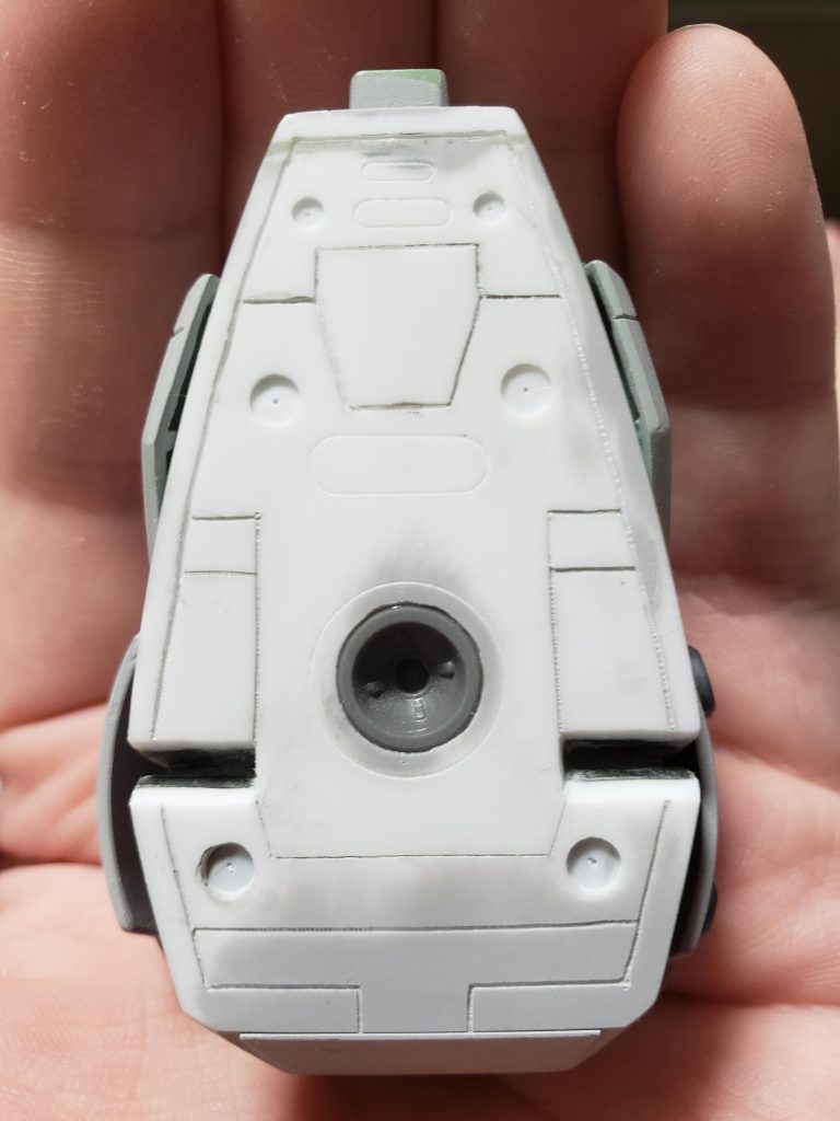 足の裏はプラ板を貼ってからスジボリしました。